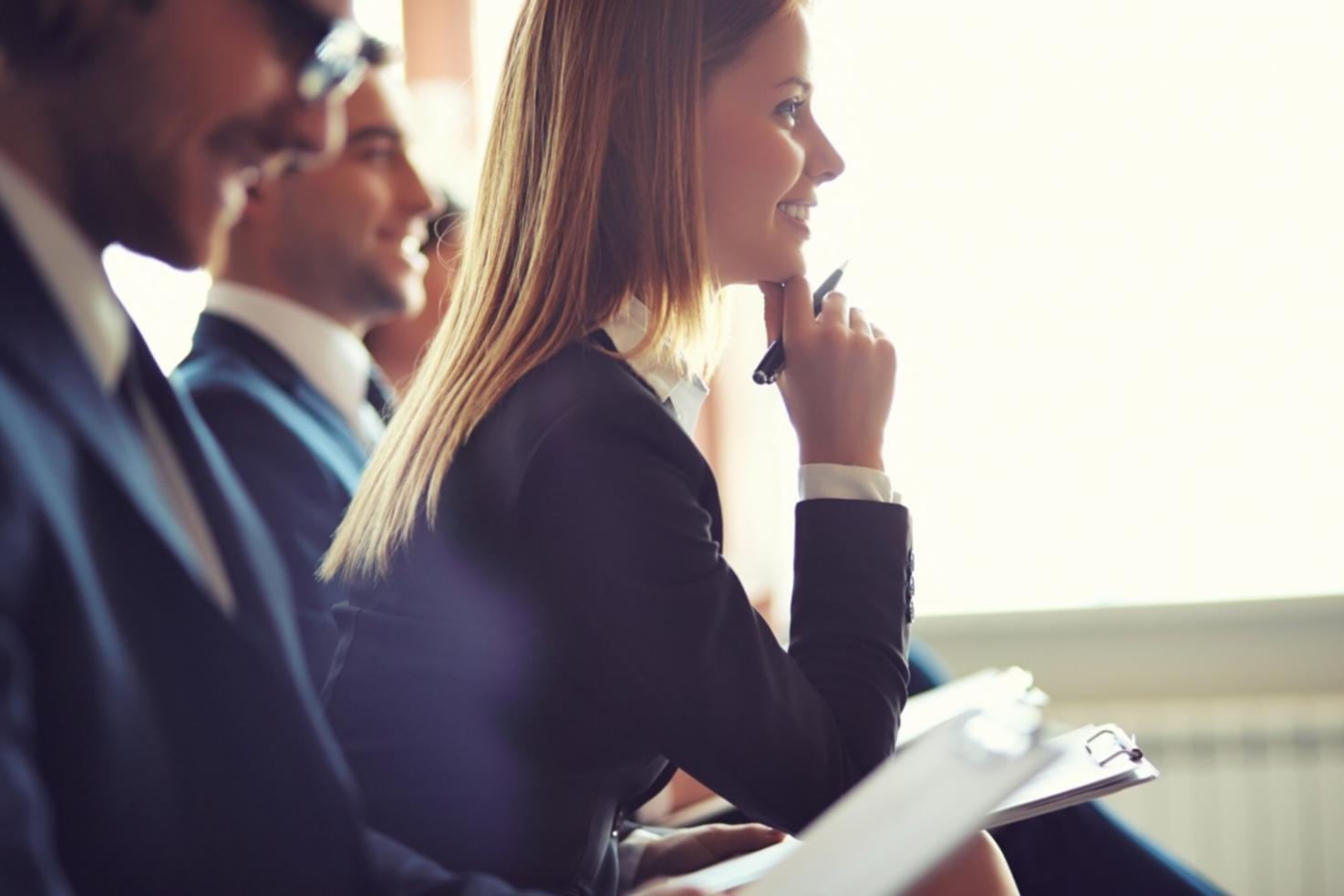 Monitoring real-time portofolio klien dan penyesuaian strategi berdasarkan kondisi pasar