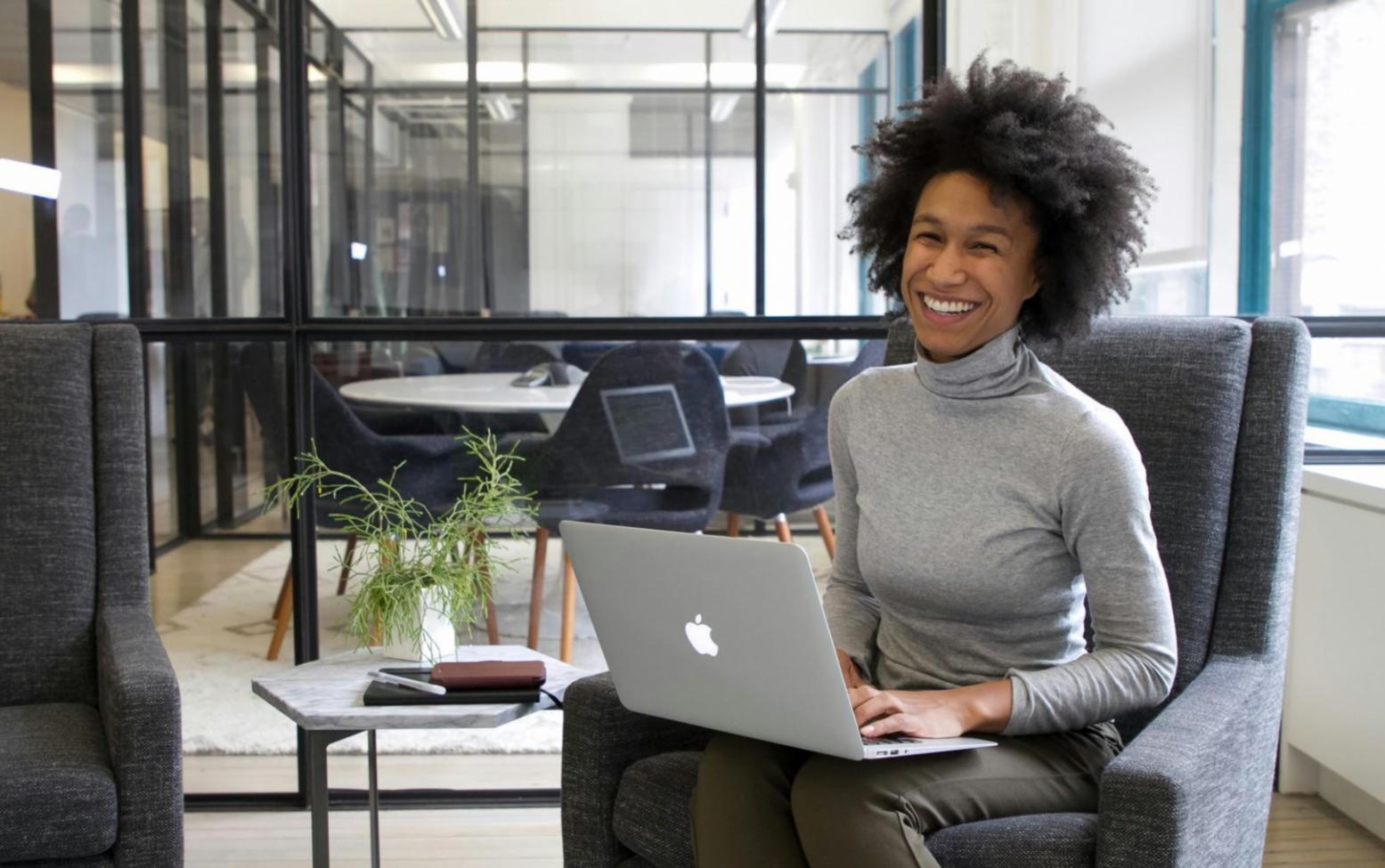 Proses analisis fundamental dan teknikal yang detail untuk setiap rekomendasi investasi